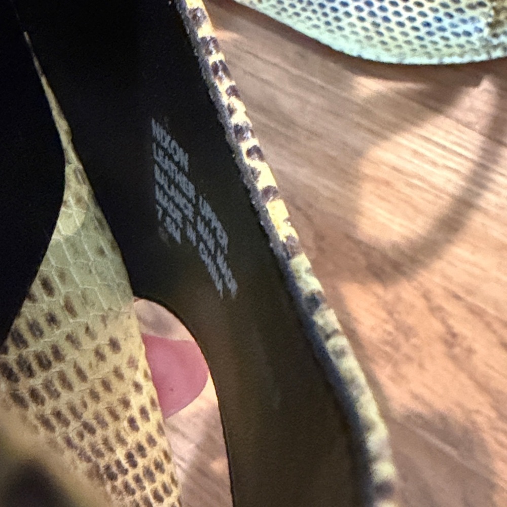 AEROSOLES Nixon Yellow Snakeskin Sandals nwt size 7.5 - Picture 12 of 12